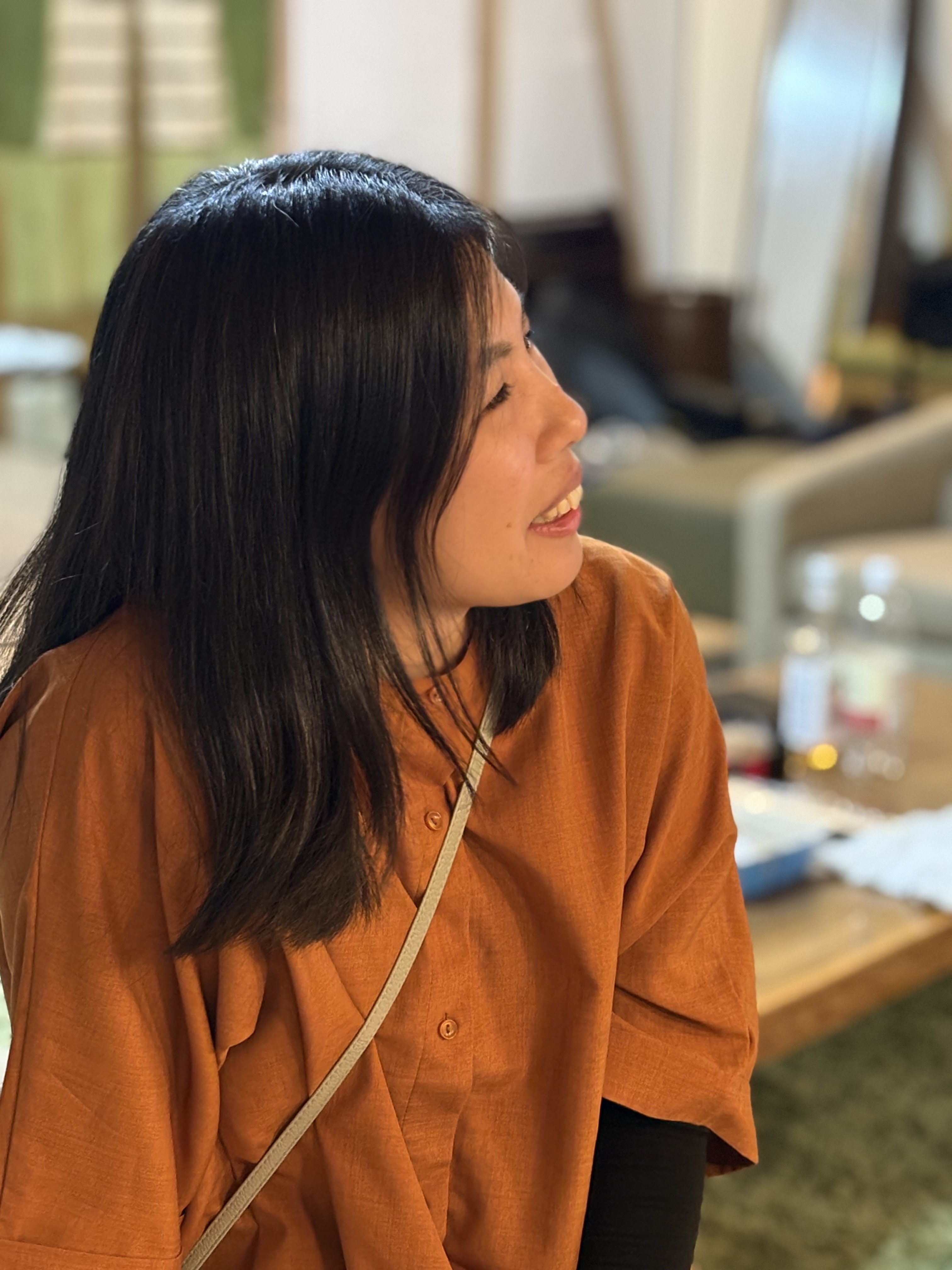 少人数で対話をするLIFE Labのメンバー