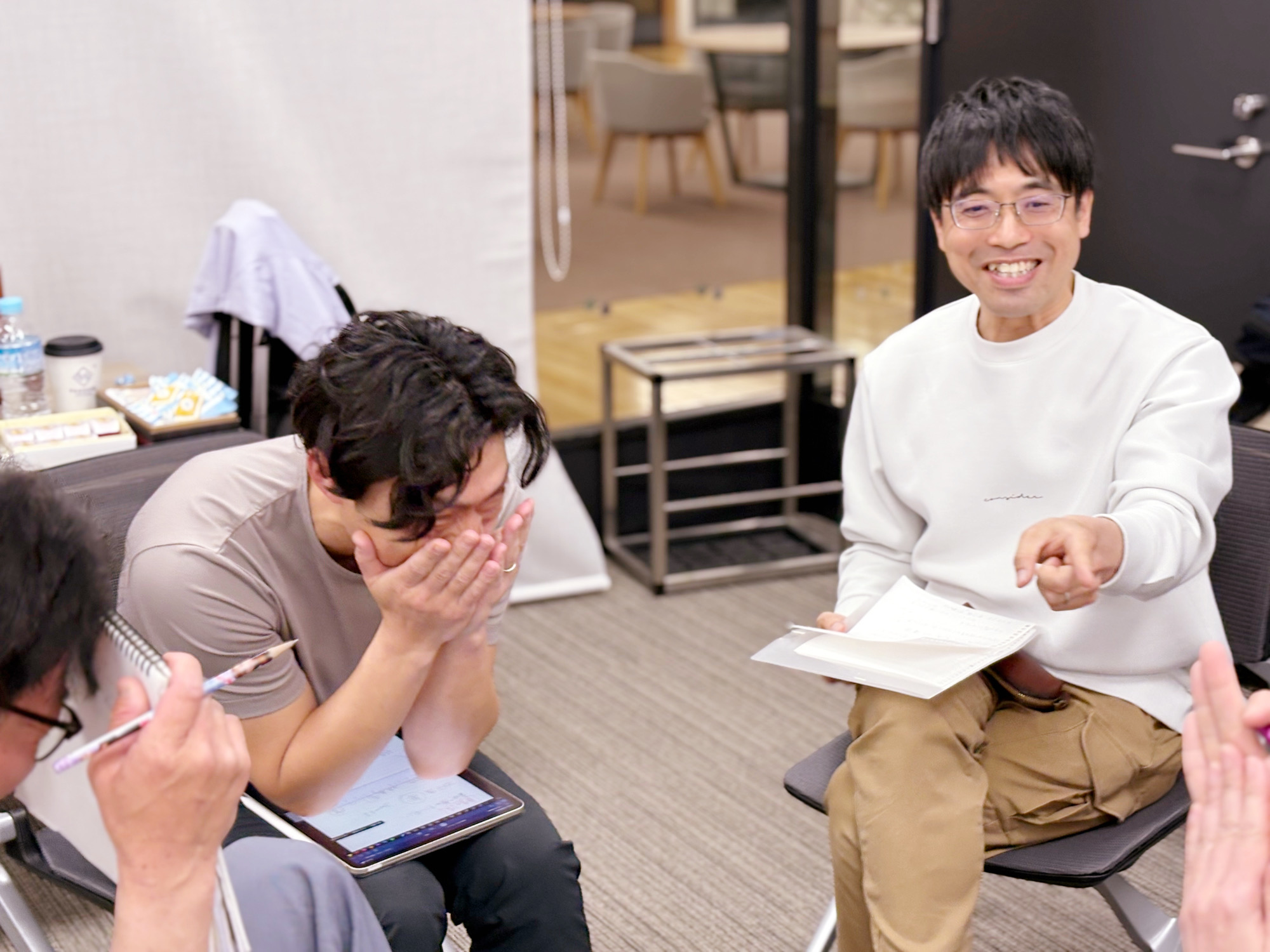 輪になって学ぶ様子